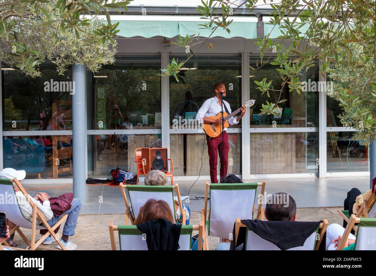 Jules Muzanzo en concert. Détendez-vous à Malpas. Office de Tourisme « la Domitienne ». Nissan-lez-Enserune, Occitanie, France Banque D'Images