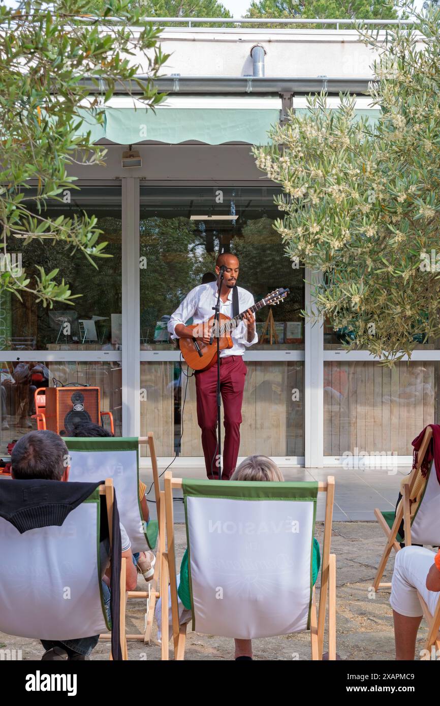 Jules Muzanzo en concert. Détendez-vous à Malpas. Office de Tourisme « la Domitienne ». Nissan-lez-Enserune, Occitanie, France Banque D'Images