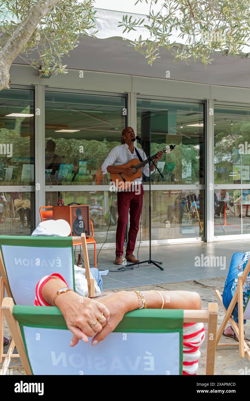 Jules Muzanzo en concert. Détendez-vous à Malpas. Office de Tourisme « la Domitienne ». Nissan-lez-Enserune, Occitanie, France Banque D'Images