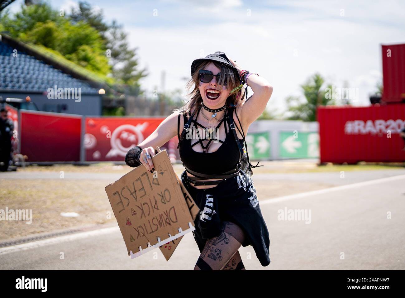 Nuerburg Rock am Ring 2024, Festival, 08.06.2023 Zuschauerin BEI Einlass Rock am Ring 2024 Tag 2, Festival, 08.06.2023 *** Nuerburg Rock am Ring 2024, Festival, 08 06 2023 spectateur à l'entrée Rock am Ring 2024 jour 2, Festival, 08 06 2023 Copyright : xEibner-Pressefoto/DanielxREINELTx EP DRT Banque D'Images