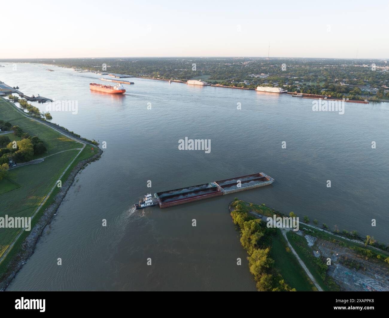 Une vue aérienne capture une barge quittant le canal industriel dans le 9th Ward historique de la Nouvelle-Orléans, entrant dans le fleuve Mississippi à l'aube. Banque D'Images