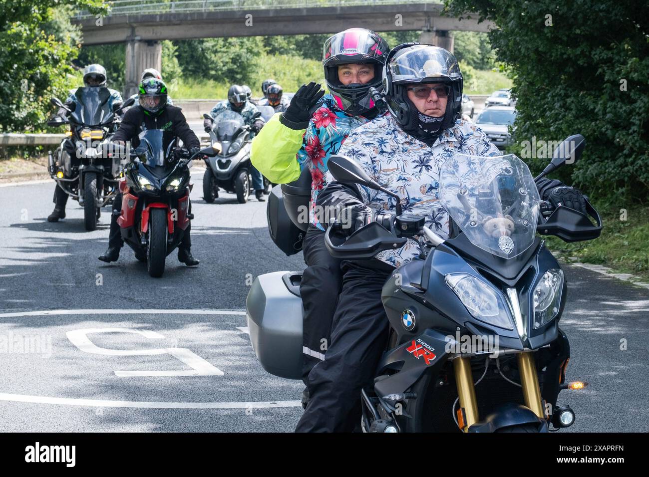 Station-service de Knutsford (Nord), Knutsford, Royaume-Uni. 8 juin 2024. Des milliers de motards, dont beaucoup vêtus de chemises hawaïennes, s'arrêtent à la zone de service de Knutsford sur leur chemin de Londres à Barrow in Furness en mémoire de Dave Myers, le motard ludique. Credit Mark Lear / Alamy Live News Banque D'Images