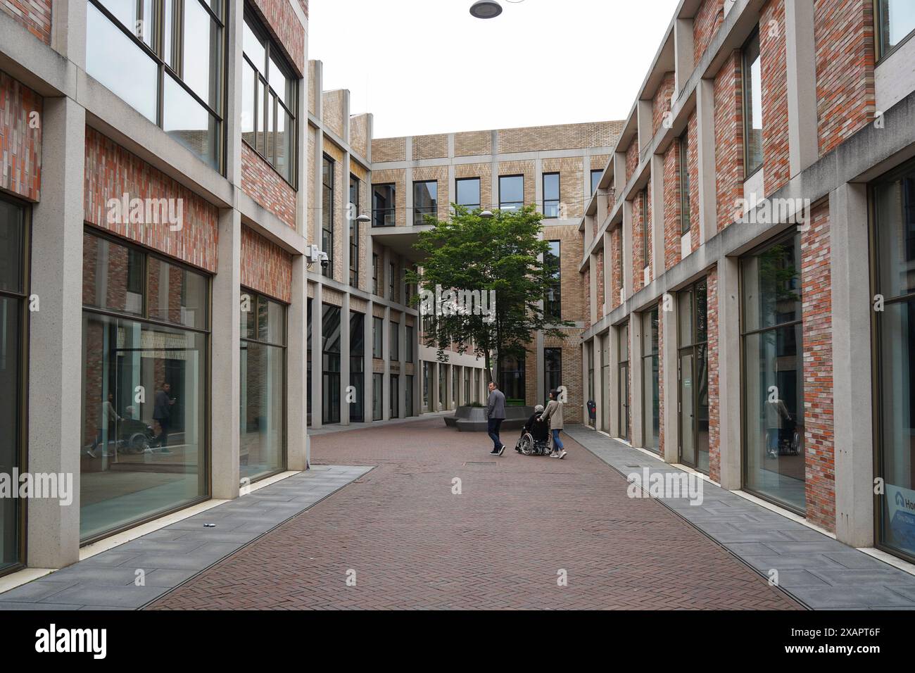 Ligne, Sittard, abritant une bibliothèque, cinéma, musée, collège, maisons de soins, appartements, magasins et restaurants, Limbourg, pays-Bas. Banque D'Images