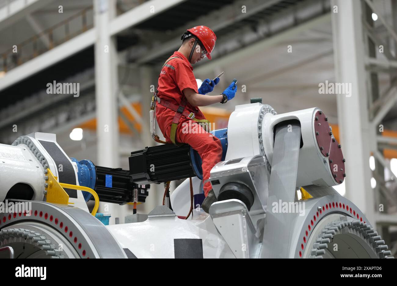 (240608) -- YANCHENG, 8 juin 2024 (Xinhua) -- Un ouvrier travaille dans un atelier d'assemblage de Goldwind Co., Ltd à Yancheng, dans la province du Jiangsu de l'est de la Chine, 5 juin 2024. Yancheng, situé sur la côte de la mer jaune, possède le plus long littoral et la plus grande zone maritime de la province du Jiangsu de l'est de la Chine. Il est abondant en énergie éolienne côtière, en énergie solaire et en biomasse, avec une vitesse annuelle moyenne du vent dépassant 7,6 mètres par seconde à 100 mètres de haut et une durée annuelle moyenne d'ensoleillement d'environ 2 280 heures ici. Au cours des dernières années, le gouvernement local a fait des progrès pour faire le n Banque D'Images