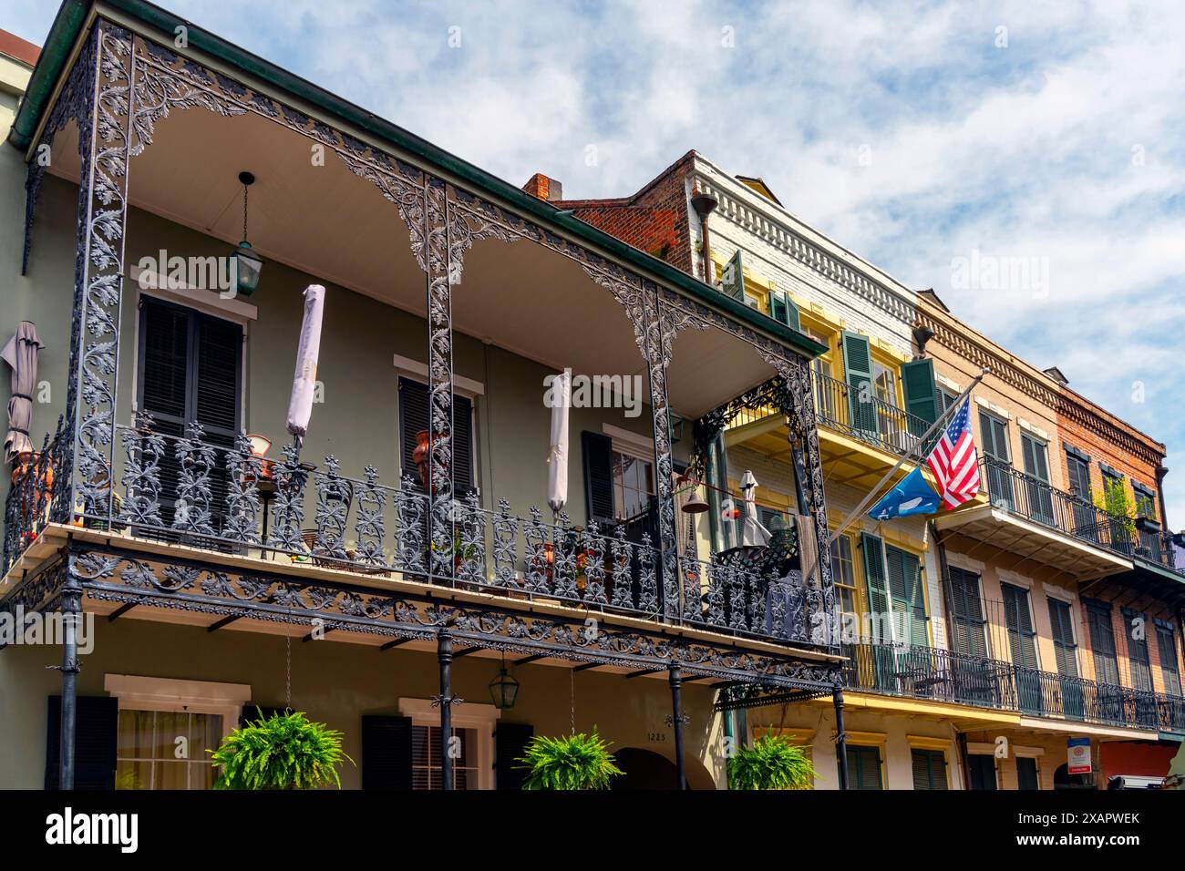 Quartier français, Nouvelle-Orléans, État de Louisiane, États-Unis. Les maisons de ville de la Nouvelle-Orléans (bâtiments plus anciens) ont souvent des galeries en fonte avec un balste orné Banque D'Images