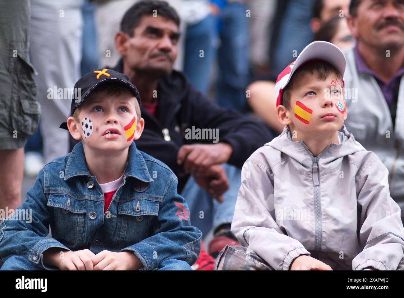 Vienne, Autriche. 15 juin 2008. Le 13e Championnat d'Europe de football (officiellement UEFA EURO 2008) s'est tenu du 7 au 29 juin 2008 en Autriche et en Suisse. Vue publique à Vienne sur la Rathausplatz avec des supporters de l'équipe nationale espagnole Banque D'Images