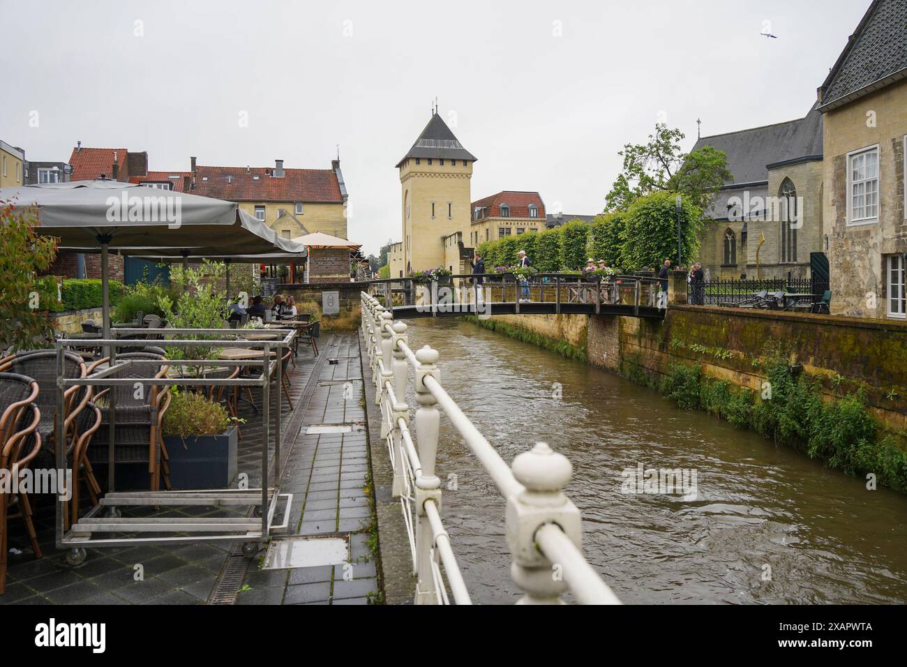 Canal de Geul dans la vieille ville de Valkenburg. Valkenburg aan de Geul dans la province Limbourg, pays-Bas. Banque D'Images