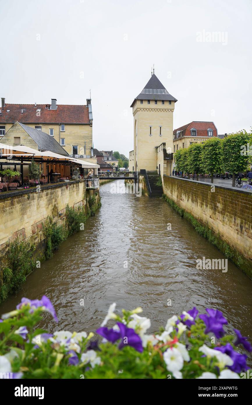 Canal de Geul dans la vieille ville de Valkenburg. Valkenburg aan de Geul dans la province Limbourg, pays-Bas. Banque D'Images