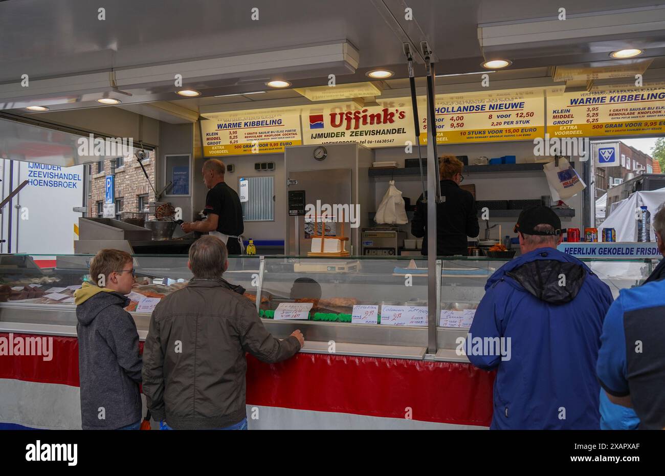 Étal de pêche vendant des morceaux de poisson frits sur un marché en plein air, Sittard, Limbourg, pays-Bas. Banque D'Images