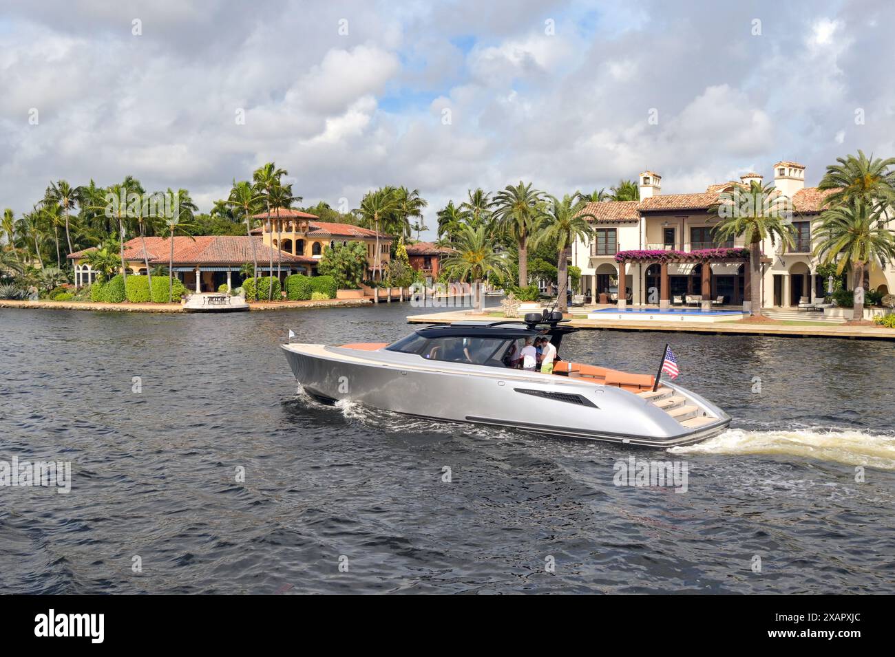 Fort Lauderdale, Floride, États-Unis - 2 décembre 2023 : croisière hors-bord de luxe sur l'un des canaux autour du centre-ville de Fort Lauderdale Banque D'Images