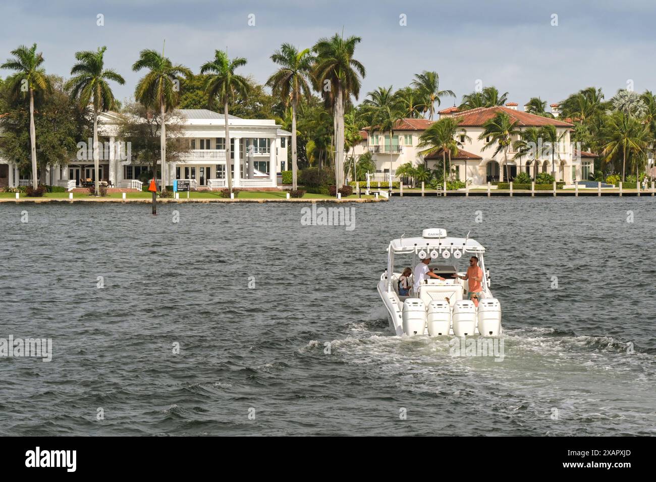 Fort Lauderdale, Floride, États-Unis - 2 décembre 2023 : croisière en petit bateau à moteur sur l'un des canaux autour du centre-ville de Fort Lauderdale Banque D'Images