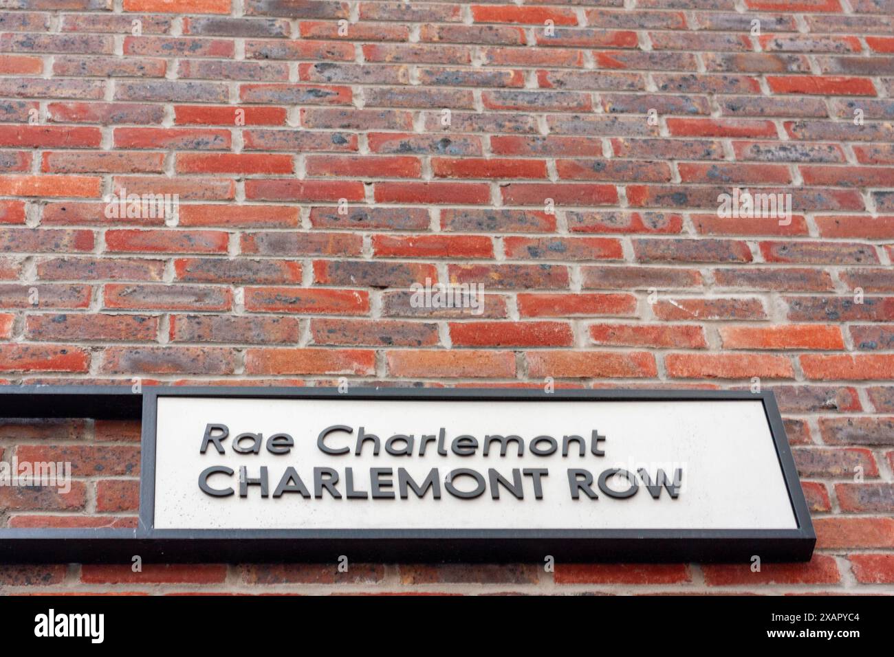 Panneau routier Charlemont Road, panneau de nom de rue sur un mur de briques Banque D'Images