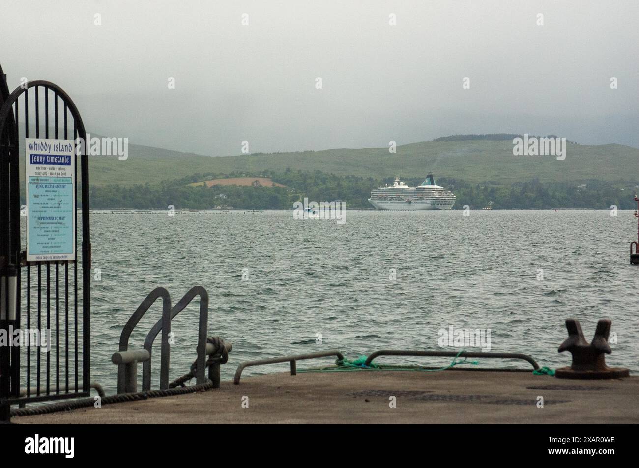 Samedi 1 juin 2024, Bantry West Cork Ireland ; le navire de croisière MS Artania est arrivé dans le port de Bantry aujourd'hui. Le paquebot de croisière, transportant 2000 passagers et équipage, est arrivé à 6 heures du matin et les passagers ont débarqué pour des excursions d'une journée à Killarney, la péninsule de Beara et autour de la ville de Bantry et c'est le marché du vendredi. Credit ED/Alamy Live News Banque D'Images