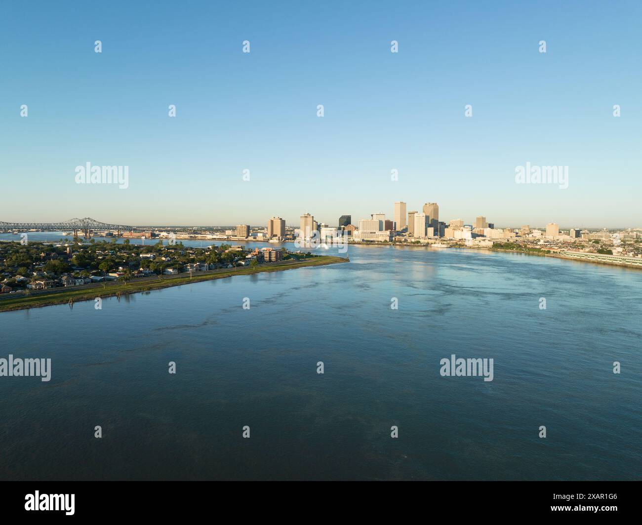 Vue aérienne du centre-ville animé de la Nouvelle-Orléans, le long du fleuve Mississippi, avec les gratte-ciel emblématiques de la ville. Banque D'Images