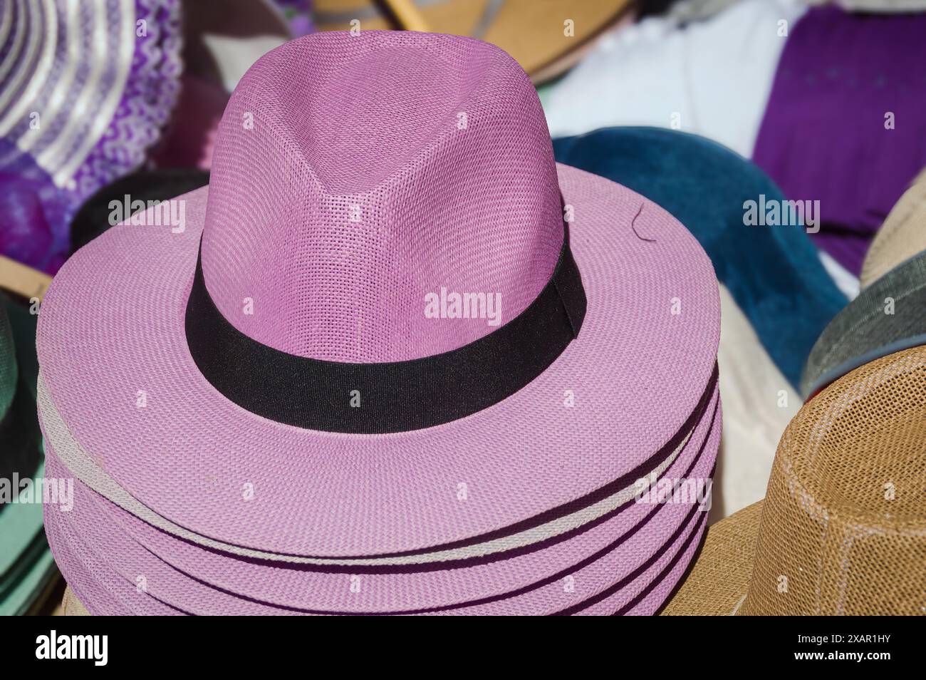 Une palette de pastels : chapeau lavande au Festival Brihuega (Castilla la Mancha, Espagne) Banque D'Images