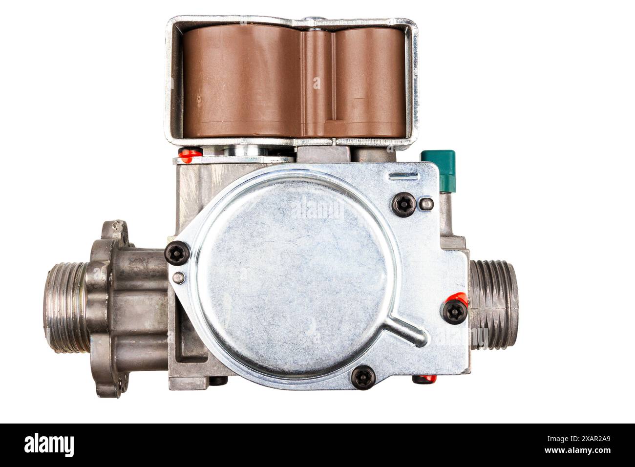 Pièce de chaudière à gaz de rechange isolée sur fond blanc. Gros plan d'une vanne usagée faisant partie d'un brûleur à gaz dans une chaudière à condensation. Banque D'Images