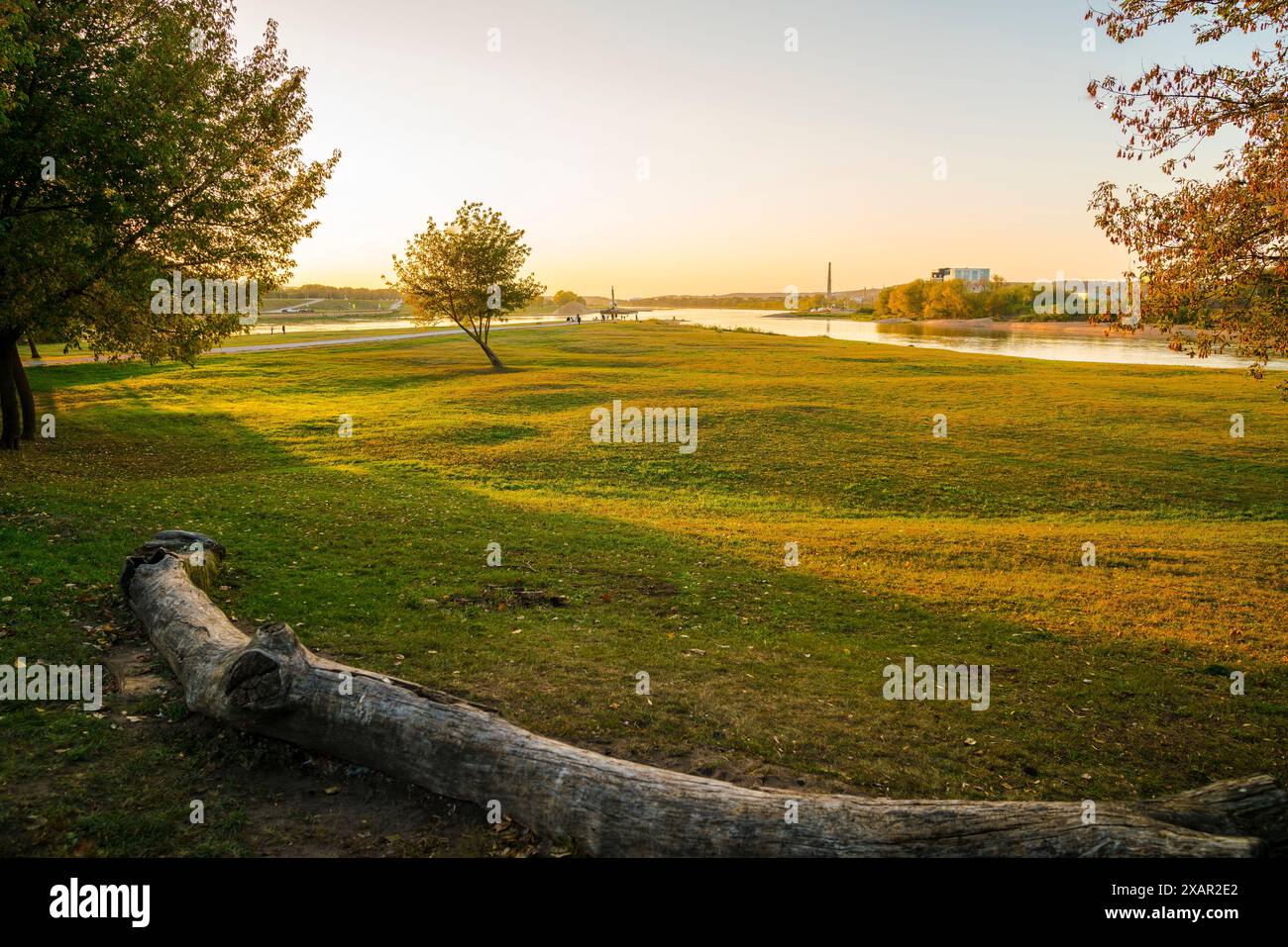 Lituanie, paysage naturel de bifurcation de ruisseau de neris et de l'eau de la rivière neman dans le parc santakos dans la ville de kaunas au coucher du soleil en été Banque D'Images