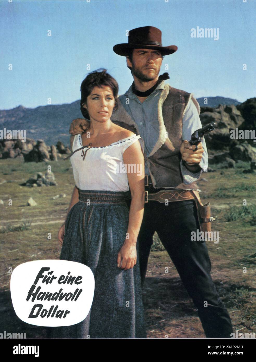 Lobby carte allemande de CLINT EASTWOOD et MARIANNE KOCH dans une scène d'Un POING DE DOLLARS 1964 réalisateur SERGIO LEONE musique ENNIO MORRICONE costume Design MARIA CASADO et CARLO SIMI Jolly film / Constantin film / Ocean films Banque D'Images