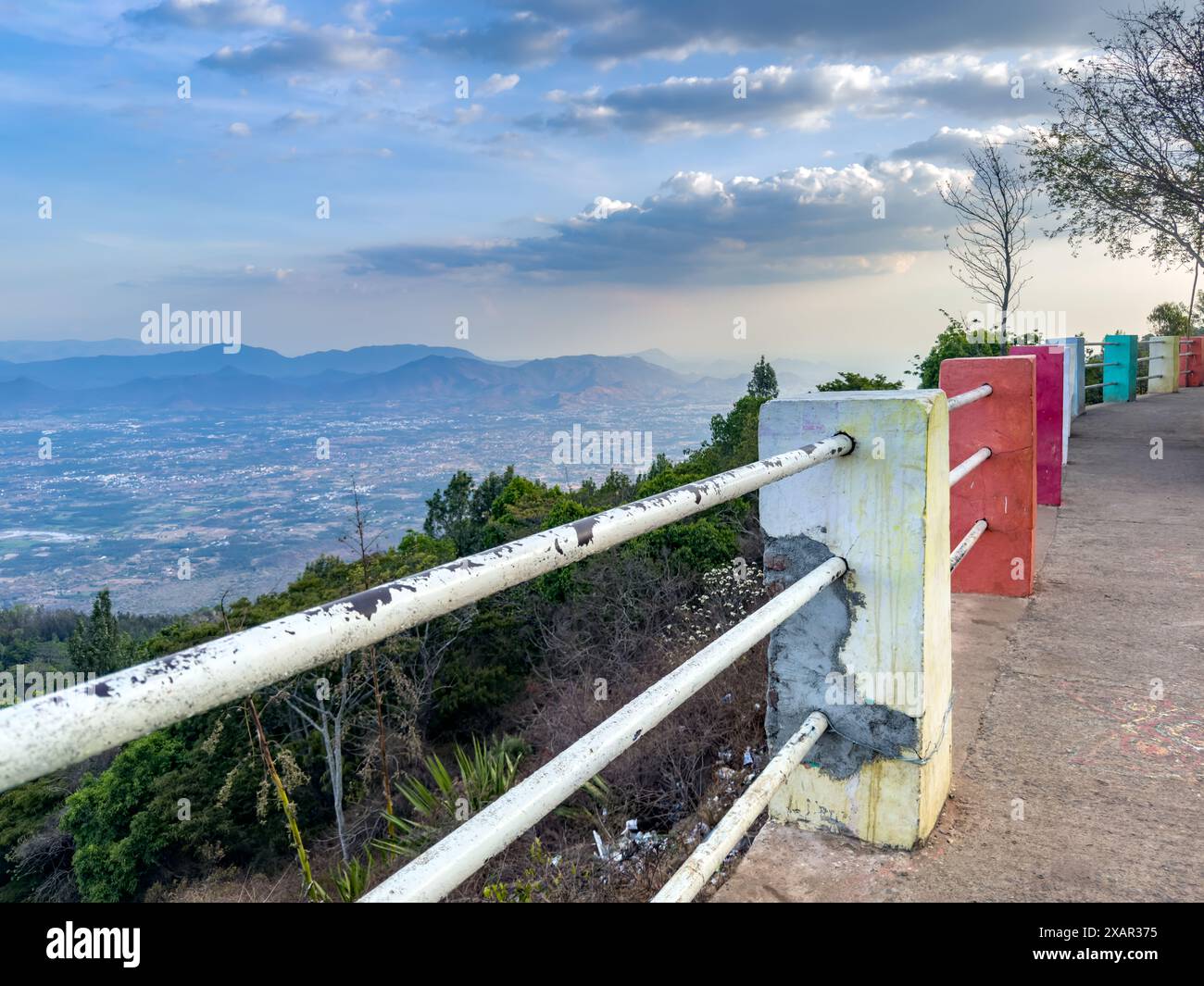 Vue paysage des plaines et de la ville de salem depuis un point de pagode à Yercaud, Tamil Nadu Banque D'Images
