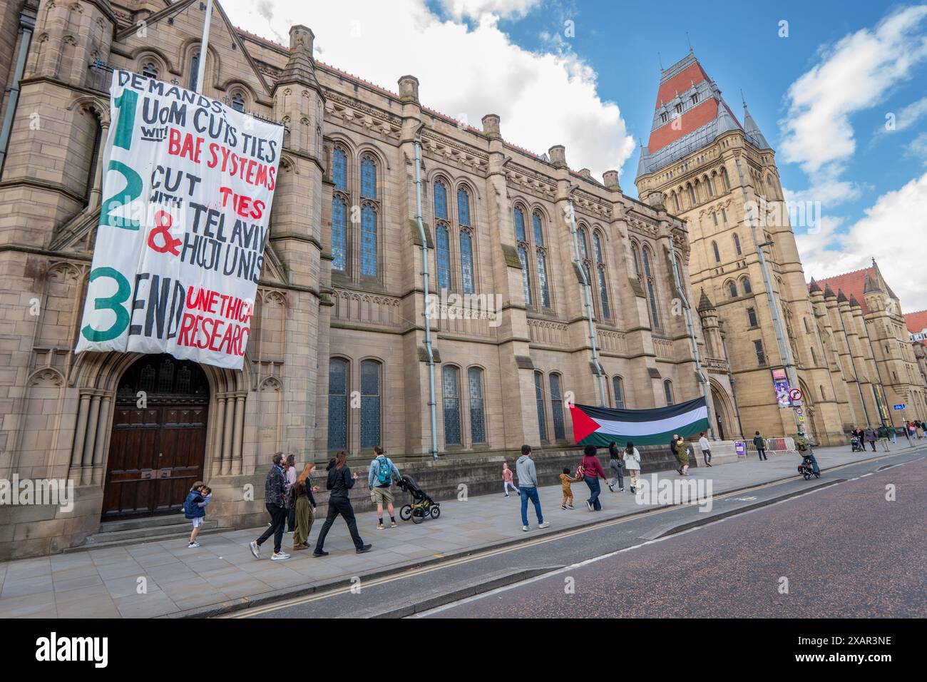 Bannière pro palestinienne avec des demandes sur la tour Whitworth occupée par les étudiants de l'Université de Manchester. Palestine Gaza proteste contre la guerre à Manchester au Royaume-Uni. Les manifestants ont défilé de St Peter's Square à l'université de Manchester où des étudiants ont occupé le bâtiment Whitworth et installé un camp de tentes sur le campus de l'université de Manchester pour protester contre les contacts de l'université avec Israël. Les bannières comprenaient des messages appelant le Royaume-Uni à cesser d'armer Israël et les électeurs à ne pas voter pour Rishi Sunak et Keir Starmer lors des prochaines élections britanniques. Manchester UK>photo : garyroberts/worldwidefeatures.com Banque D'Images