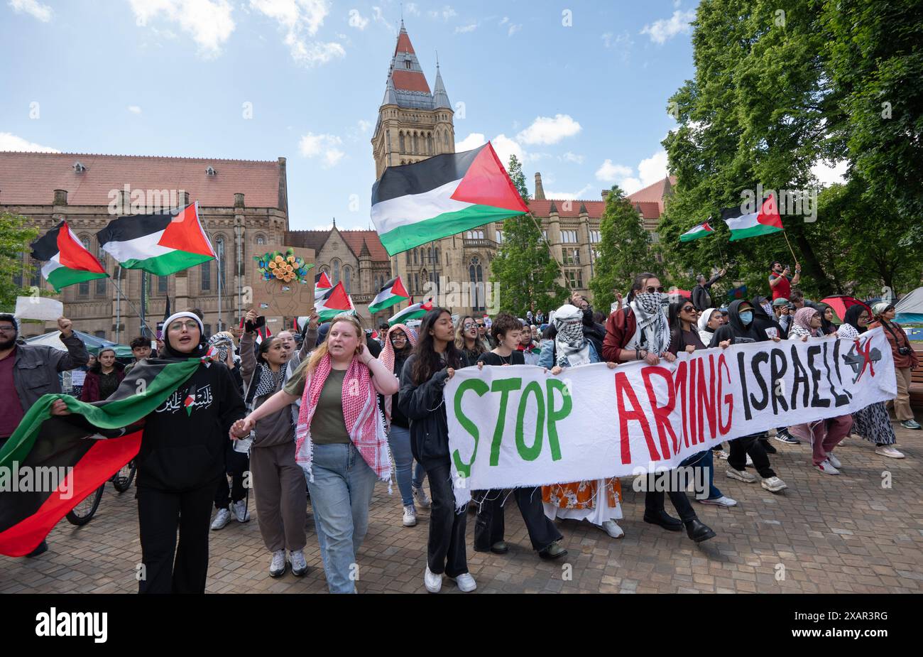 Bannière arrêtez d'armer Israël. Palestine Gaza proteste contre la guerre à Manchester au Royaume-Uni. Les manifestants ont défilé de St Peter's Square à l'université de Manchester où des étudiants ont occupé le bâtiment Whitworth et installé un camp de tentes sur le campus de l'université de Manchester pour protester contre les contacts de l'université avec Israël. Les bannières comprenaient des messages appelant le Royaume-Uni à cesser d'armer Israël et les électeurs à ne pas voter pour Rishi Sunak et Keir Starmer lors des prochaines élections britanniques. Manchester UK>photo : garyroberts/worldwidefeatures.com Banque D'Images