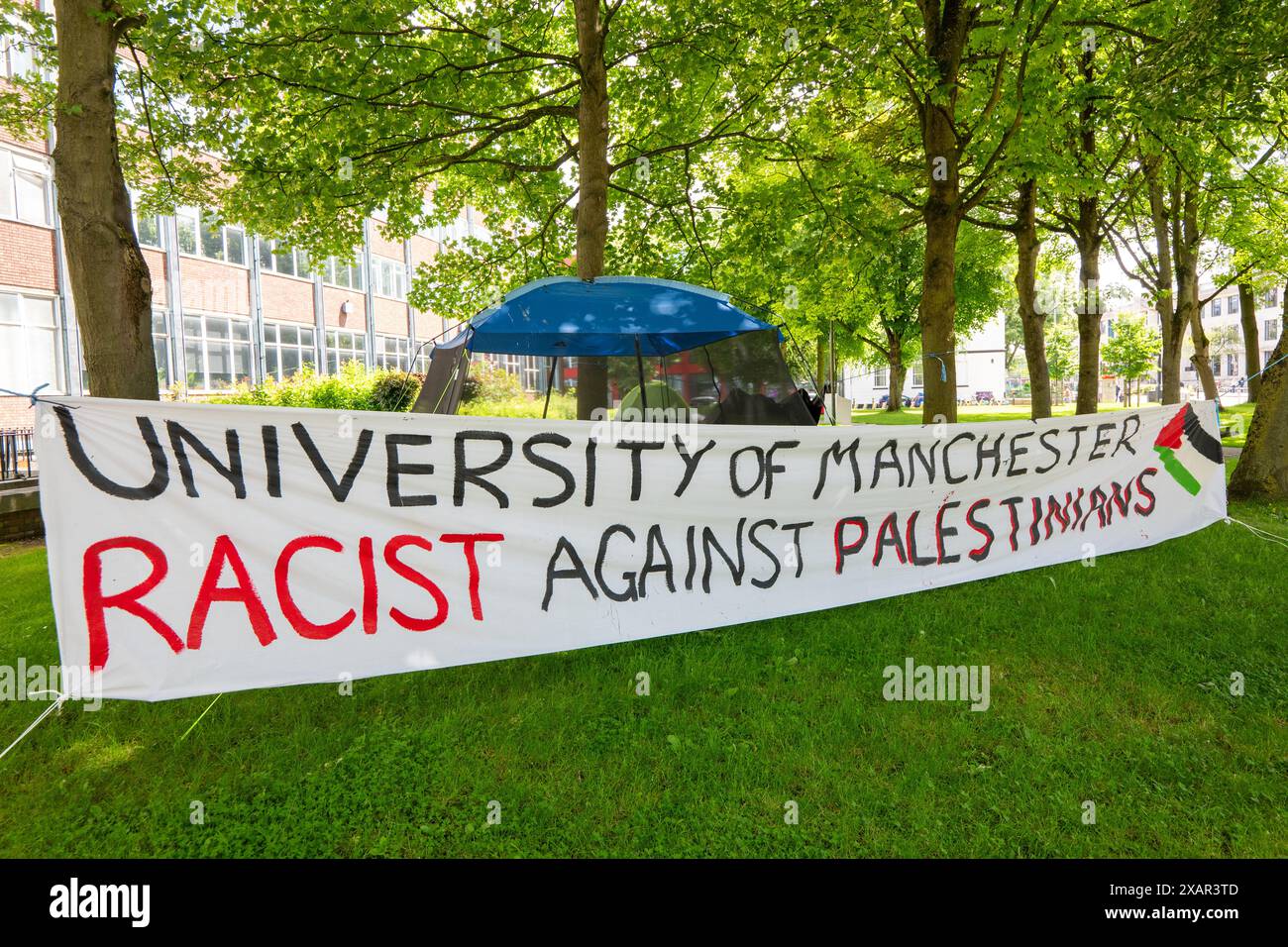 Université de Manchester raciste contre la Palestine. Palestine Gaza proteste contre la guerre à Manchester au Royaume-Uni. Les manifestants ont défilé de St Peter's Square à l'université de Manchester où des étudiants ont occupé le bâtiment Whitworth et installé un camp de tentes sur le campus de l'université de Manchester pour protester contre les contacts de l'université avec Israël. Les bannières comprenaient des messages appelant le Royaume-Uni à cesser d'armer Israël et les électeurs à ne pas voter pour Rishi Sunak et Keir Starmer lors des prochaines élections britanniques. Manchester UK>photo : garyroberts/worldwidefeatures.com Banque D'Images