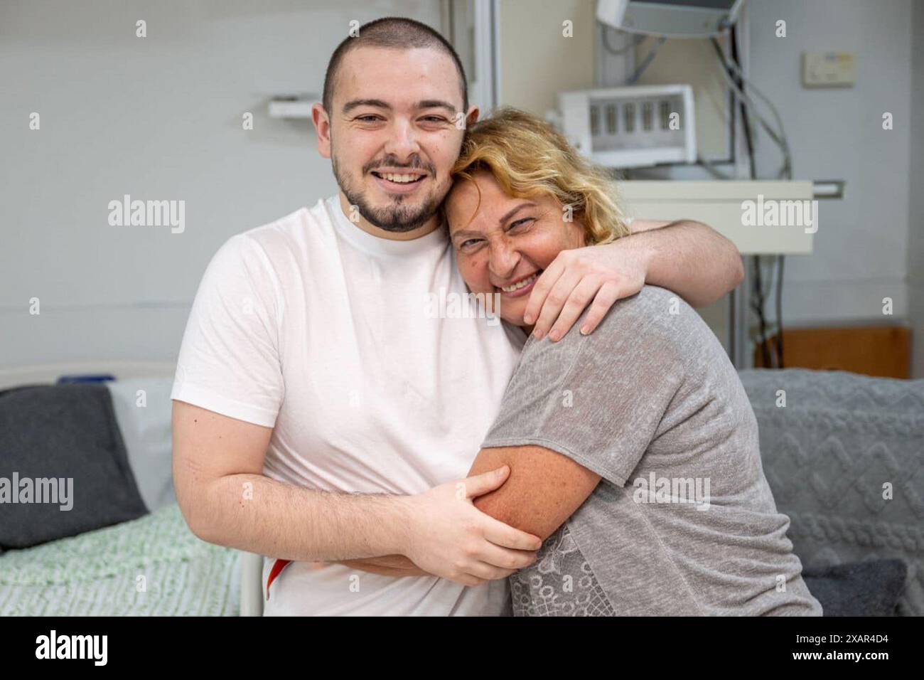 Andrey Kozlov (27 ans) retrouve sa famille après avoir été secouru de Gaza dans une opération spéciale le samedi 8 juin. 2024. Ce matin, dans le cadre d'une opération conjointe menée par les Forces de défense israéliennes, l'ISA et la police israélienne. Trois autres otages israéliens ont été secourus de Gaza pendant la mission de sauvetage : Noa Argamani (25 ans), Almog Meir Jan (21 ans) et Shlomi Ziv (40 ans). Photo via le ministère israélien des Affaires étrangères/UPI crédit : UPI/Alamy Live News Banque D'Images