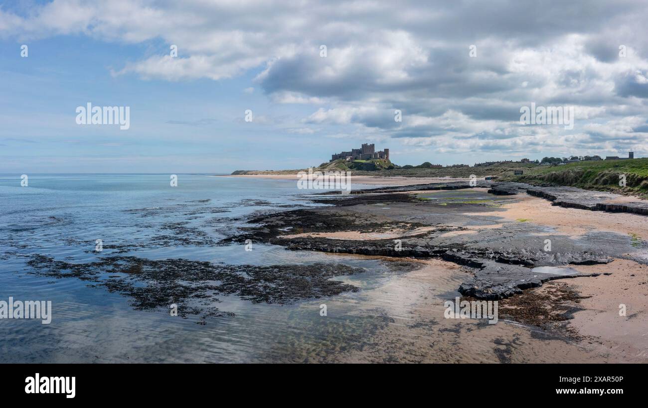 Château de Bamburgh de Harkness Rocks au nord sans vue en hauteur Banque D'Images