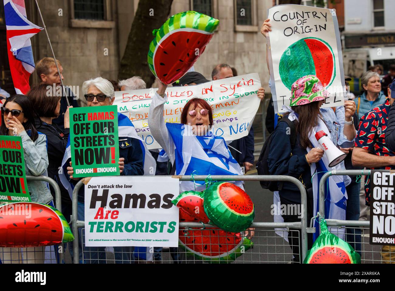 Londres, Royaume-Uni. 8 juin 2024. Une contre-manifestation de partisans israéliens. Ils appellent le Hamas une organisation terroriste. marche pro-palestinienne dans le centre de Londres. Les manifestants demandent au gouvernement britannique de cesser de donner de l'argent à Israël. Crédit : Mark Thomas/Alamy Live News Banque D'Images