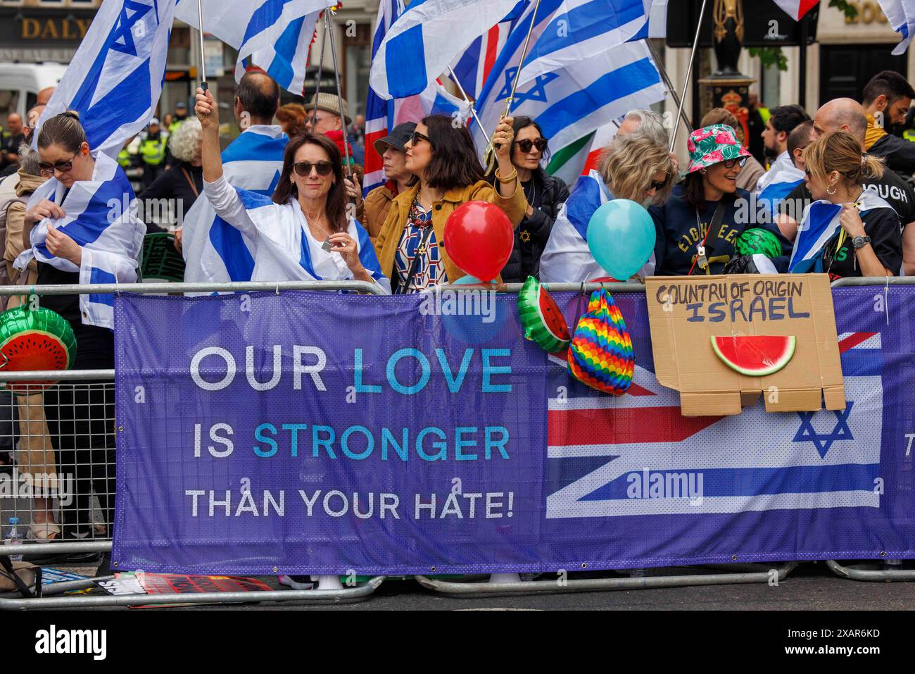 Londres, Royaume-Uni. 8 juin 2024. Une contre-manifestation de partisans israéliens. Ils appellent le Hamas une organisation terroriste. marche pro-palestinienne dans le centre de Londres. Les manifestants demandent au gouvernement britannique de cesser de donner de l'argent à Israël. Crédit : Mark Thomas/Alamy Live News Banque D'Images