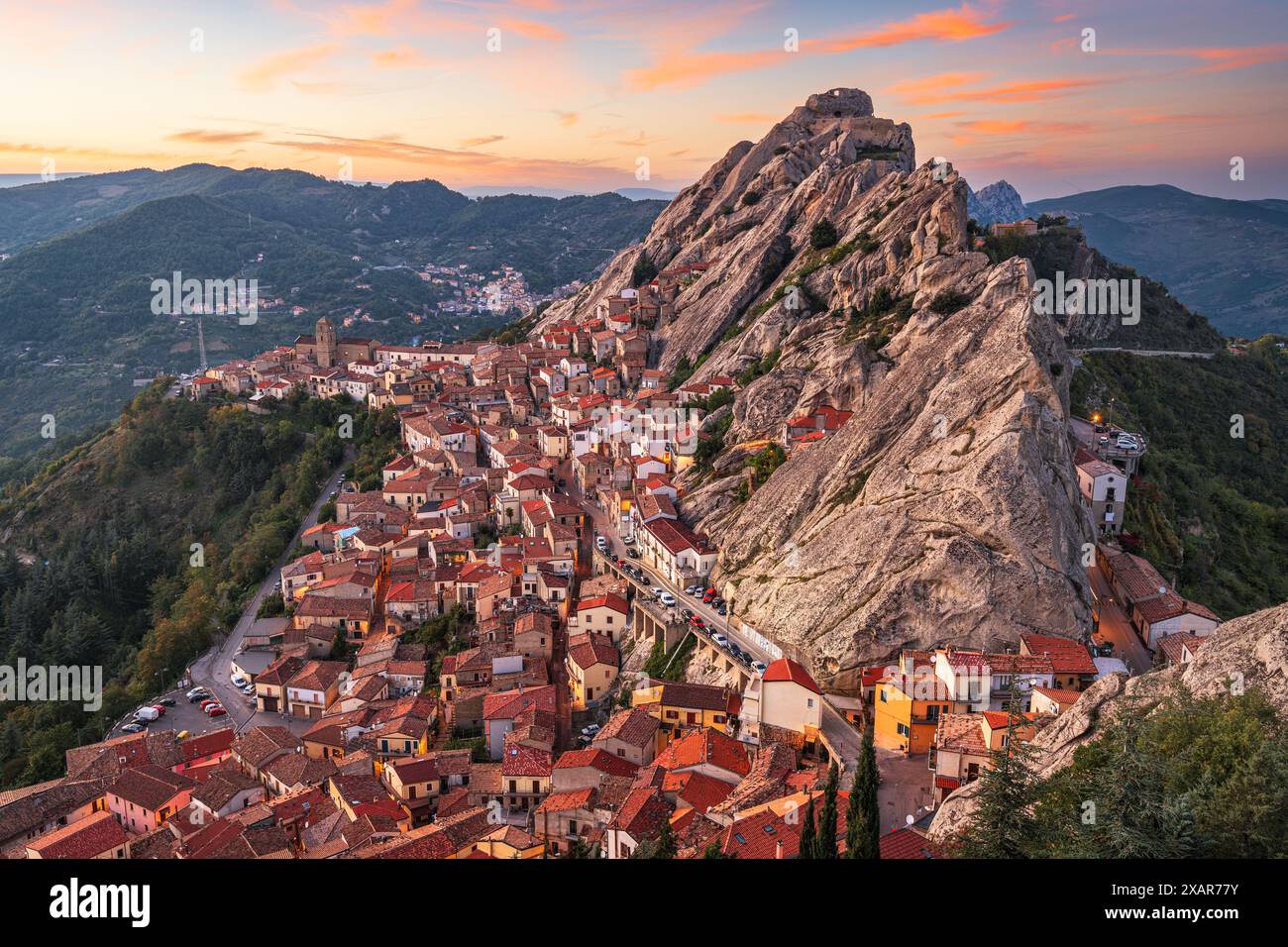 Pietrapertosa, Italie paysage urbain contre les montagnes dans la région de Basilicate au crépuscule. Banque D'Images