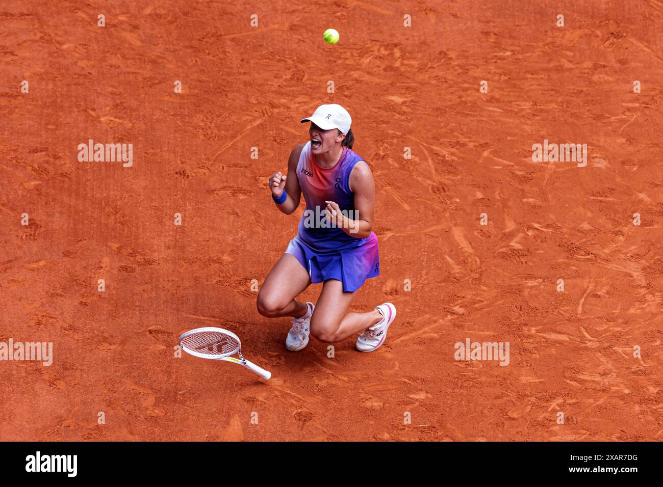 Roland Garros, 08 juin 2024 : IgA Swiatek (POL) bat Jasmine Paolini (ITA) lors de l'Open de France 2024. Alamy Live News/Corleve Banque D'Images