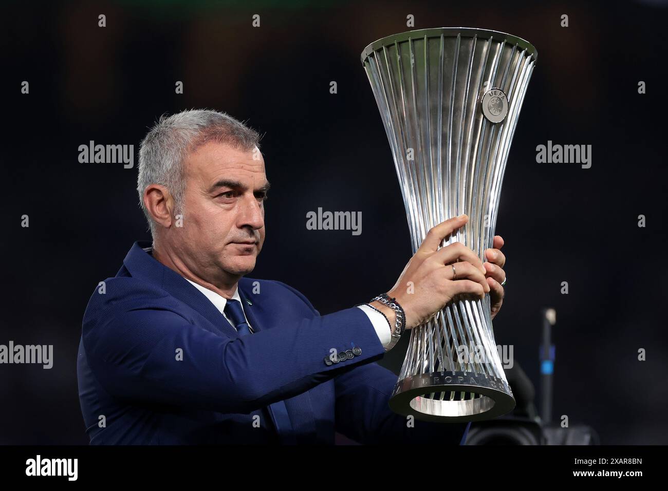 Athènes, Grèce. 29 mai 2024. Ancien footballeur et vainqueur de l'UEFA EURO 2004 avec la Grèce, Traianos Dellas Europa Conference League final Ambassador remet le trophée sur son piédestal avant le match de l'UEFA Europa Conference League à l'AEK Arena d'Athènes. Le crédit photo devrait se lire : Jonathan Moscrop/Sportimage crédit : Sportimage Ltd/Alamy Live News Banque D'Images