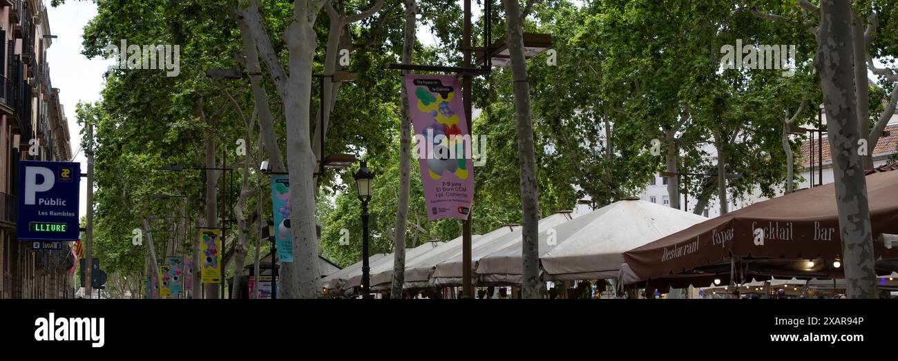 BARCELONE, ESPAGNE - 20 MAI 2024 : Panorama des panneaux le long de Las Ramblas Banque D'Images