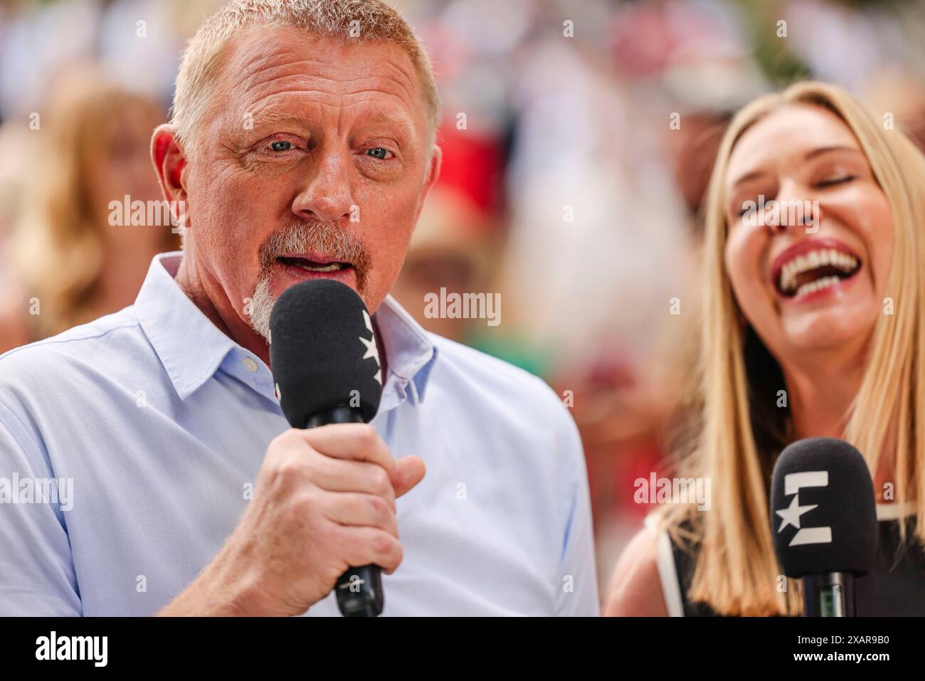 Paris, France. 08 juin 2024. Tennis : Grand Chelem/WTA Tour - Open de France, simple femme, finale. Swiatek (Pologne) − Paolini (Italie). Boris Becker (à gauche), ancien joueur de tennis, intervient lors d'une interview aux côtés de Barbara Schett. Crédit : Frank Molter/dpa/Alamy Live News Banque D'Images