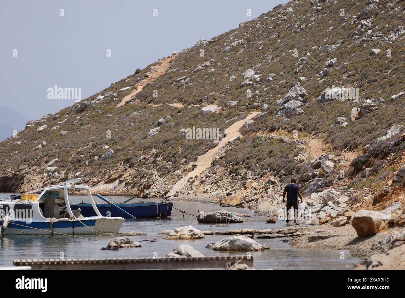 La recherche est lancée pour le Dr Michael Mosley après qu'il a disparu en marchant à travers les collines à Pedi sur l'île de vacances grecque de Symi. Banque D'Images