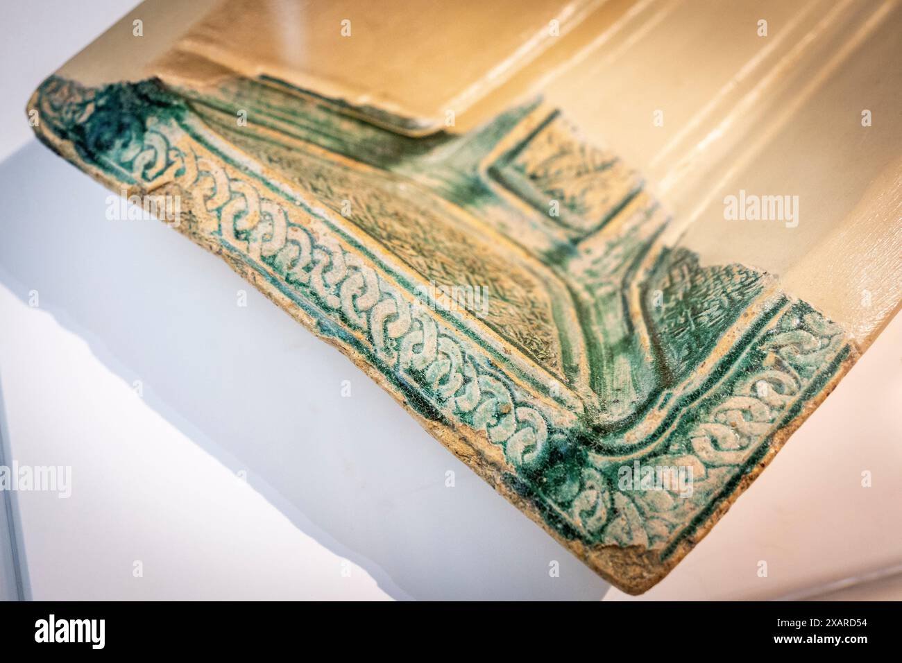 Piscine pour ablutions rituelles, décorée avec le cordon de l'éternité, 12ème-13ème siècle après JC, Shaltish (Saltés), période islamique, Musée Huelva, Huelva, Andalousie, Espagne. Banque D'Images Piscine pour ablutions rituelles, décorée avec le cordon de l'éternité, 12ème-13ème siècle après JC, Shaltish (Saltés), période islamique, Musée Huelva, Huelva, Andalousie, Espagne. Banque D'Images