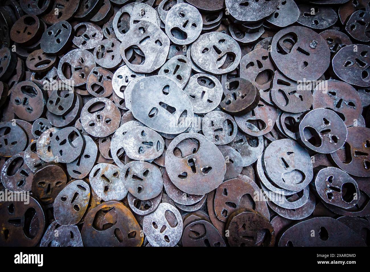 Shalechet, -Fallen Leaves-, installation artistique de Menashe Kadishman, Musée juif de Berlin, conçu par l'architecte polonais Daniel Libeskind , Berlin, Allemagne, Europe. Banque D'Images