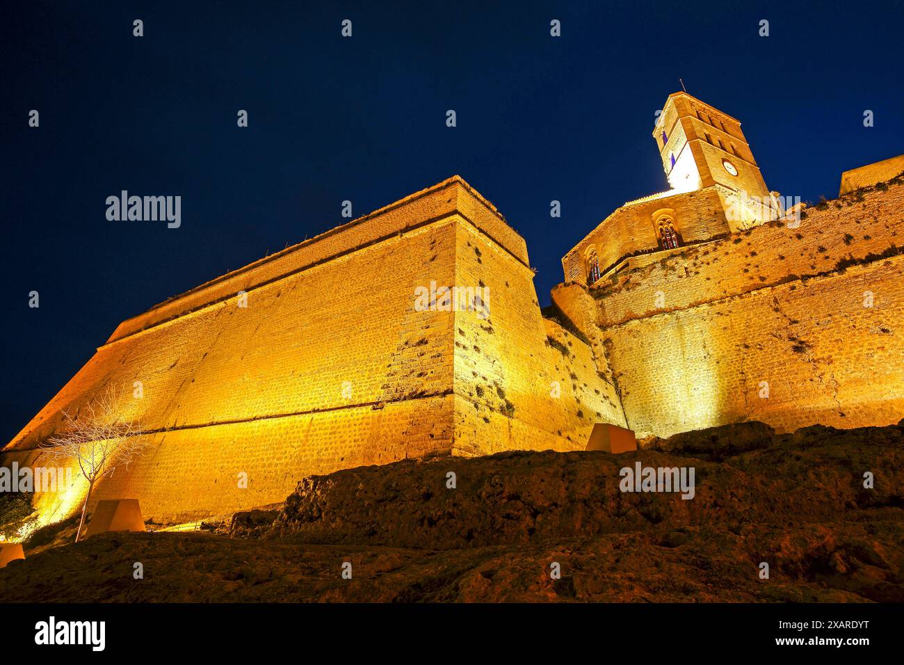 Bastion de Santa Tecla et cathédrale, enceinte fortifiée de Dalt Vila (s.XVI).Eivissa.Ibiza.Islas Pitiusas.Baleares.España. Banque D'Images