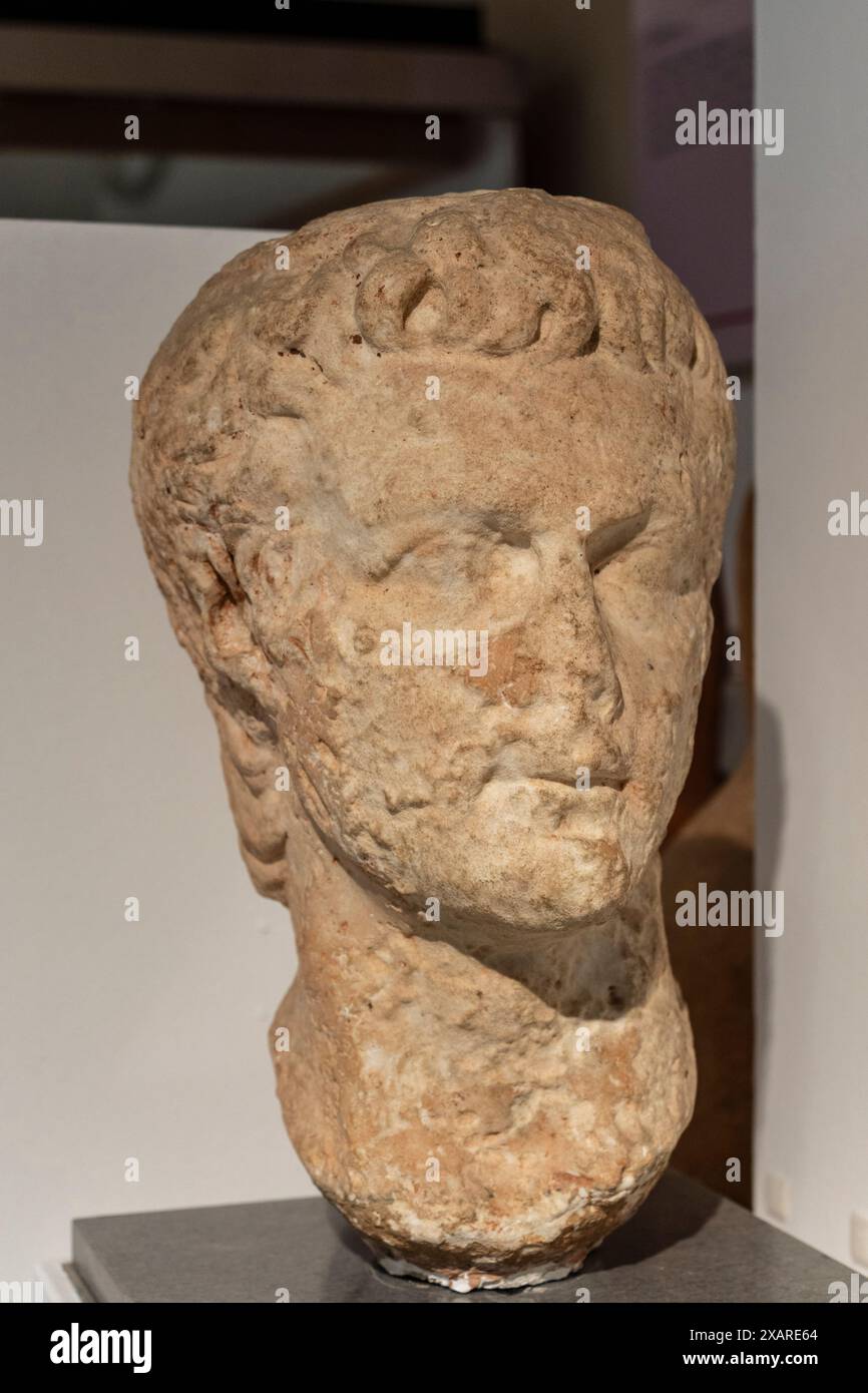 Portrait de Caligula, Ier siècle après JC, mines de Tharsis, Alosno, Musée Huelva, Huelva, Andalousie, Espagne. Banque D'Images Portrait de Caligula, Ier siècle après JC, mines de Tharsis, Alosno, Musée Huelva, Huelva, Andalousie, Espagne. Banque D'Images
