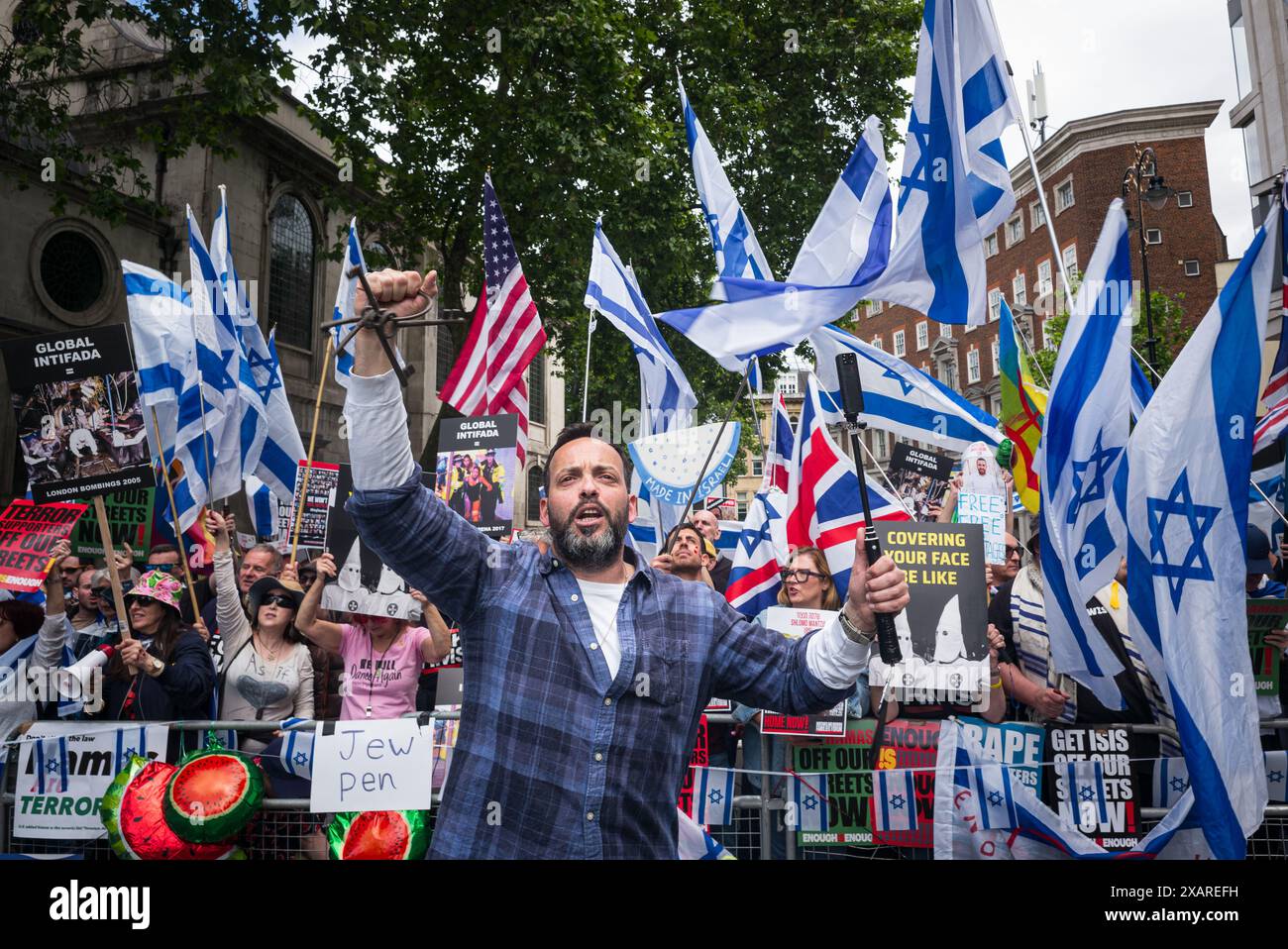 Londres, Royaume-Uni, 8 juin 2024. Une contre-manifestation en soutien à Israël et exigeant la libération des otages pris par le Hamas le 7 octobre, sur le Strand, Londres. La manifestation se déroulait sur la route de la plus grande marche pro-Palestine du PSC, de Russell Square à Whitehall. (Tennessee Jones - Alamy Live News) Banque D'Images