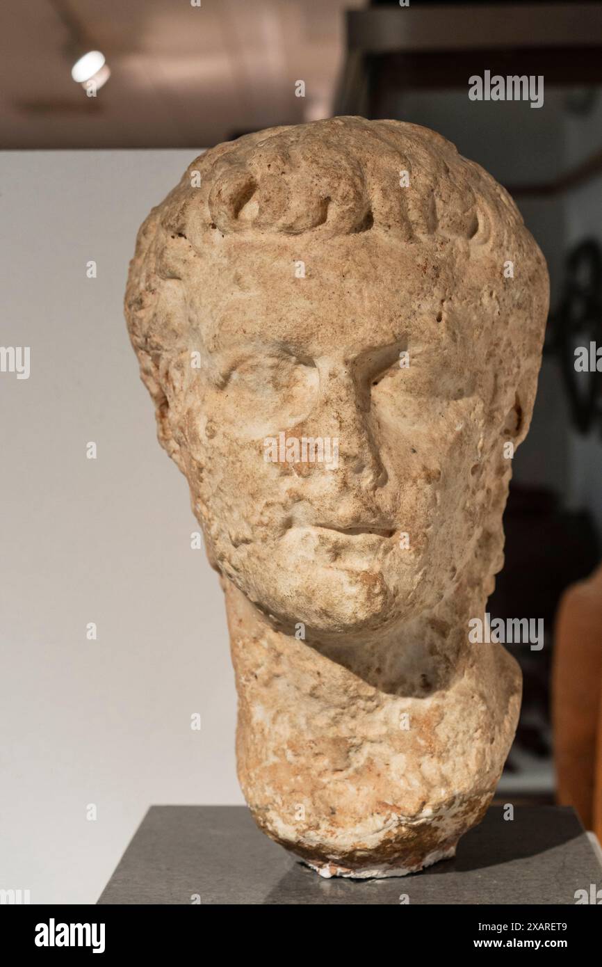 Portrait de Caligula, Ier siècle après JC, mines de Tharsis, Alosno, Musée Huelva, Huelva, Andalousie, Espagne. Banque D'Images Portrait de Caligula, Ier siècle après JC, mines de Tharsis, Alosno, Musée Huelva, Huelva, Andalousie, Espagne. Banque D'Images