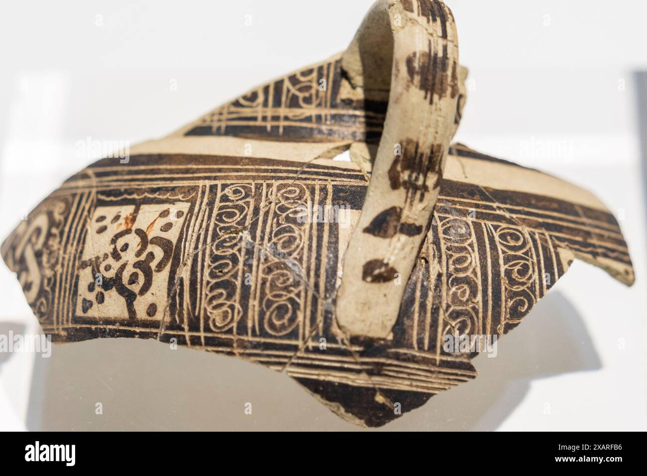 Shurayba, cruche avec décoration sgraffito sur bandes de manganèse noir, 12ème-13ème siècle après JC, Shaltish (Saltés), période islamique, Musée Huelva, Huelva, Andalousie, Espagne. Banque D'Images Shurayba, cruche avec décoration sgraffito sur bandes de manganèse noir, 12ème-13ème siècle après JC, Shaltish (Saltés), période islamique, Musée Huelva, Huelva, Andalousie, Espagne. Banque D'Images
