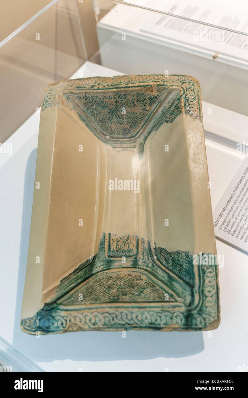 Piscine pour ablutions rituelles, décorée avec le cordon de l'éternité, 12ème-13ème siècle après JC, Shaltish (Saltés), période islamique, Musée Huelva, Huelva, Andalousie, Espagne. Banque D'Images Piscine pour ablutions rituelles, décorée avec le cordon de l'éternité, 12ème-13ème siècle après JC, Shaltish (Saltés), période islamique, Musée Huelva, Huelva, Andalousie, Espagne. Banque D'Images