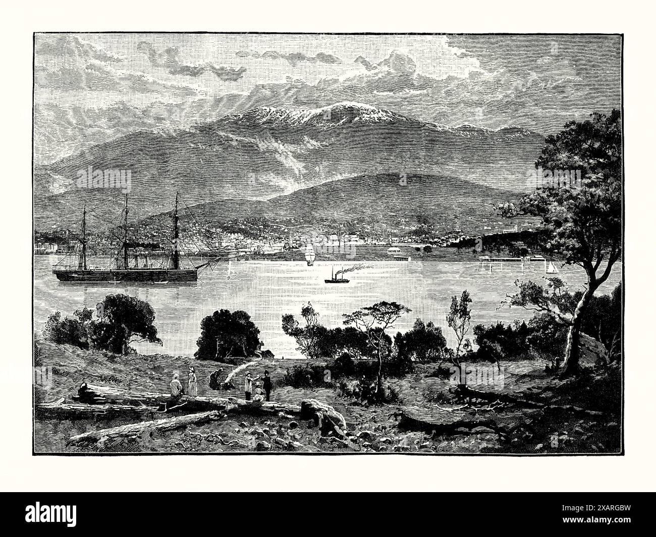 Une vieille gravure de Hobart, Tasmanie, Australie à la fin des années 1800 Hobart est la capitale et la plus grande ville de l'État insulaire. Elle est située dans le sud-est de la Tasmanie, sur l'estuaire de la rivière Derwent, ce qui en fait la plus méridionale des capitales d'État d'Australie. Fondée en 1804 en tant que colonie pénitentiaire britannique, la chasse à la baleine a émergé comme une industrie majeure dans la région, et pendant un temps Hobart a été le principal port baleinier de l'océan Austral, son port formant le deuxième port naturel le plus profond du monde. Banque D'Images