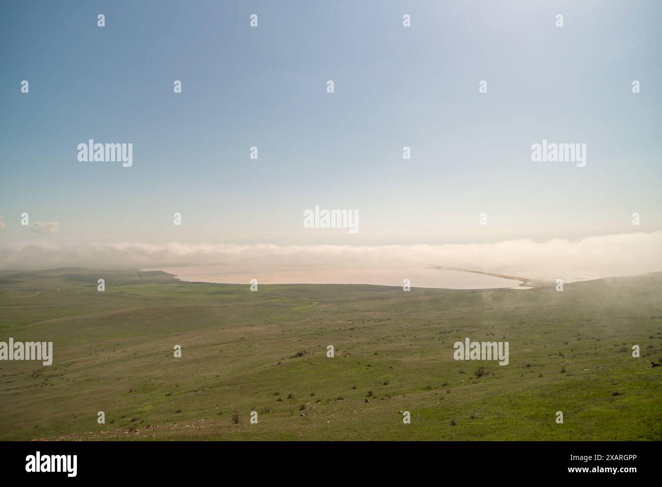 Une journée brumeuse avec une grande masse d'eau en arrière-plan. Le ciel est clair et bleu Banque D'Images