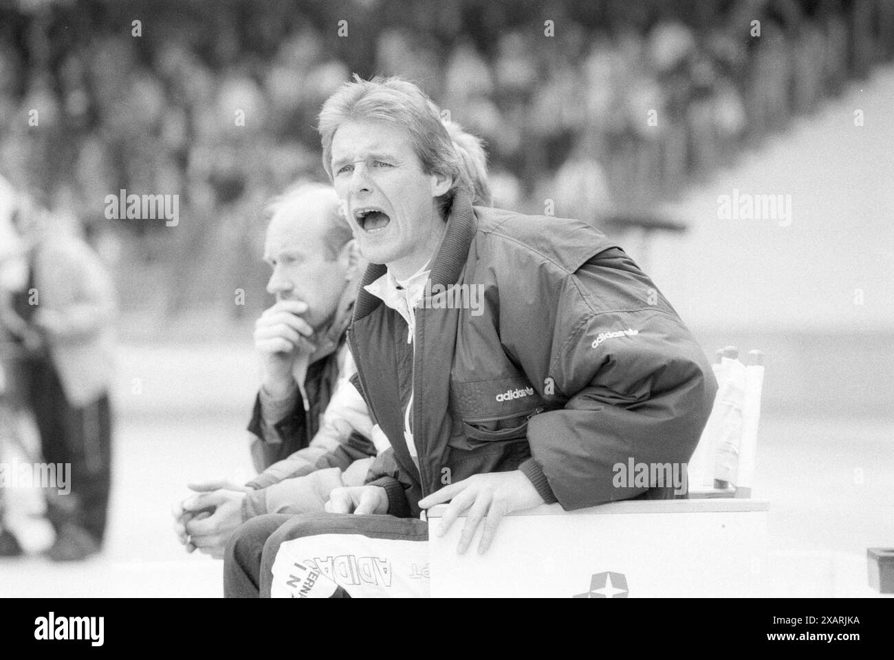 Jürgen Gelsdorf Fußballtrainer 05/91 az Jürgen Gelsdorf während eines Bundesligaspiels 1. FC Köln - Bayer Leverkusen im mai 1991 Deutschland deutscher Mann Fußball Sport Bundesliga DFB Training ex ehemalig ehemaliger Fußballspieler Spieler Sportler entraîneur allemand quer halb sitzend aufgeregt rufend schreiend SW *** Jürgen Gelsdorf entraîneur de football 05 91 az Jürgen Gelsdorf pendant un match Bundesliga FC Köln Bayer Leverkusen en mai 1991 Allemagne allemand allemand football sport Bundesliga DFB entraînement ex ancien joueur de football athlète athlète entraîneur allemand de football cross half sitt Banque D'Images