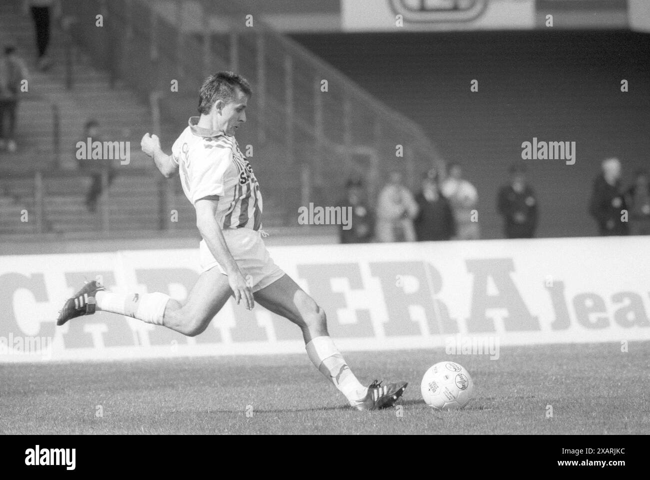 Pierre Littbarski Fußballspieler 05/91 az Pierre Littbarski während eines Bundesligaspiels 1. FC Köln - Bayer Leverkusen im mai 1991 Deutschland deutscher Mann Fußball Fußballer Sport Bundesliga DFB Spieler Sportler footballeur allemand quer ganz freistellbar spielend laufend nach Ball tretend SW *** Pierre Littbarski footballeur 05 91 az Pierre Littbarski lors d'un match de Bundesliga 1 FC Köln Bayer Leverkusen en mai 1991 Allemagne allemand allemand joueur de football sport Bundesliga DFB joueur sportif allemand joueur de football cross complètement libre jeu course coup de pied après balle SW Banque D'Images