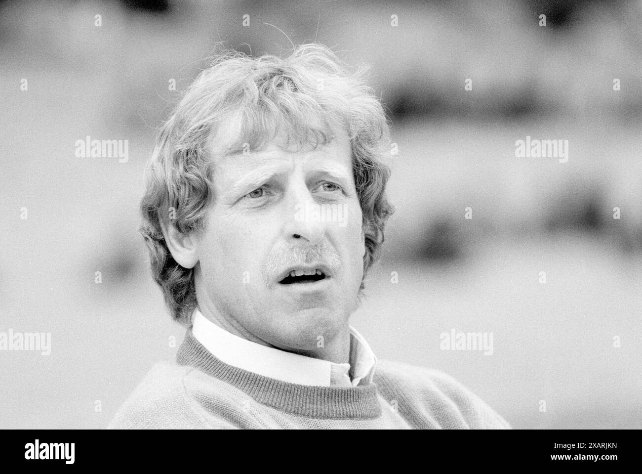 Erich Rutemöller Fußballtrainer 05/91 az Erich Rutemöller während eines Bundesligaspiels 1. FC Köln - Bayer Leverkusen im mai 1991 Deutschland deutscher Mann Fußball entraîneur Sport Bundesliga DFB entraîneur allemand de football quer Porträt sprechend rufend SW *** Erich Rutemöller entraîneur de football 05 91 az Erich Rutemöller lors d'un match de Bundesliga 1 FC Köln Bayer Leverkusen en mai 1991 Allemagne allemand homme entraîneur de football sport Bundesliga DFB entraîneur allemand de football portrait croisé parlant appelant SW Banque D'Images