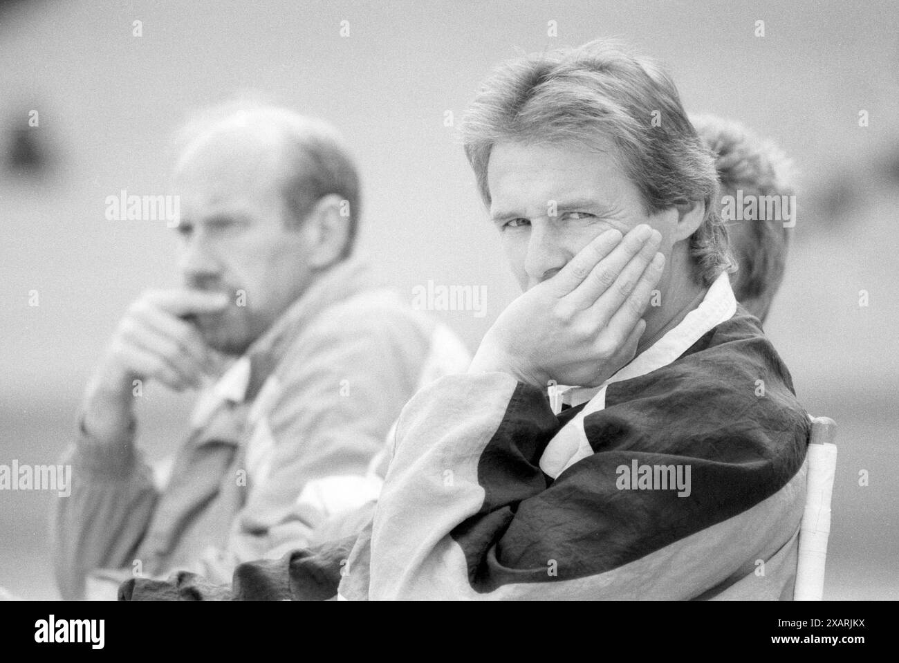 Jürgen Gelsdorf Fußballtrainer 05/91 az Jürgen Gelsdorf während eines Bundesligaspiels 1. FC Köln - Bayer Leverkusen im mai 1991 Deutschland deutscher Mann Fußball entraîneur Sport Bundesliga DFB ex ehemalig ehemaliger Fußballspieler Spieler Sportler entraîneur allemand de football quer halb sitzend aufgestützt sich aufstützend SW *** Jürgen Gelsdorf entraîneur de football 05 91 az Jürgen Gelsdorf pendant un match de Bundesliga 1 FC Köln Bayer Leverkusen en mai 1991 Allemagne allemand allemand entraîneur de football sport Bundesliga DFB ex ancien joueur de football athlète athlète entraîneur allemand de football cross half sittin Banque D'Images